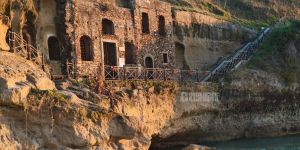 Chiesetta di Piedigrotta a rischio, il M5S: «Risposte non del tutto rassicuranti»