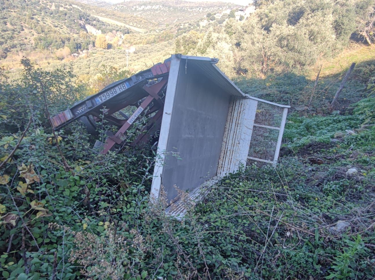 Si ribalta con il camion e finisce in una scarpata nel Cosentino, autista trasferito in elisoccorso