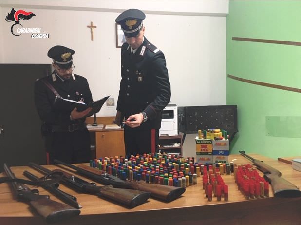 Scalea, mini arsenale a casa di una 68enne