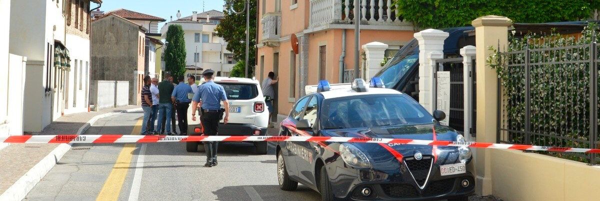 Uccide a coltellate la compagna, fermato 37enne