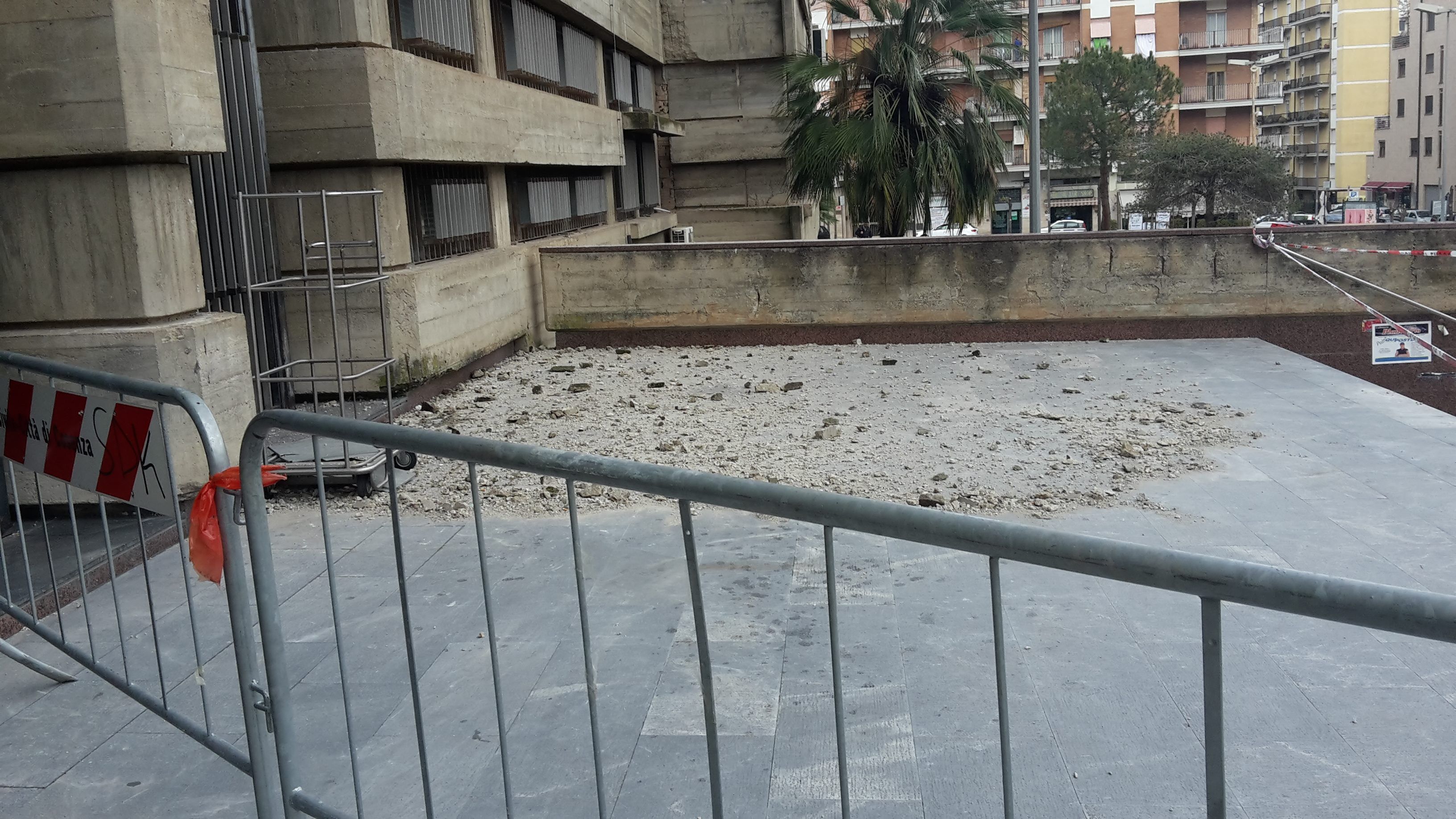 Cosenza, cade un pezzo del cornicione del tribunale