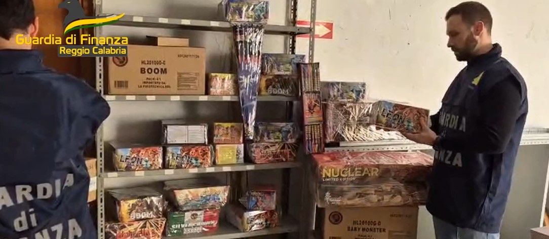 Reggio Calabria, sequestrati 700 kg di artifizi pirotecnici, petardi e bombe carta – VIDEO