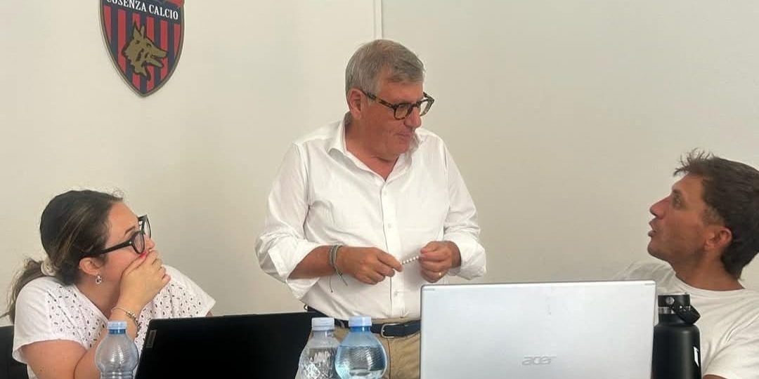 Cosenza calcio «al primo posto» nell’arte di isolarsi dal suo popolo