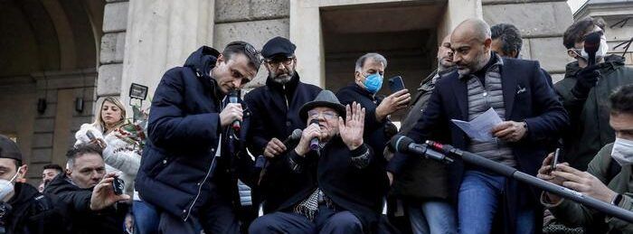 Tornano in piazza i No vax: «Draghi nemico numero uno»