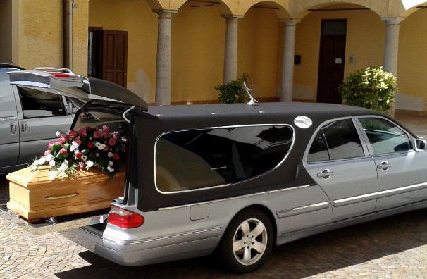 «Senza Regolamento il settore è nel caos». Carri funebri davanti a Palazzo Campanella