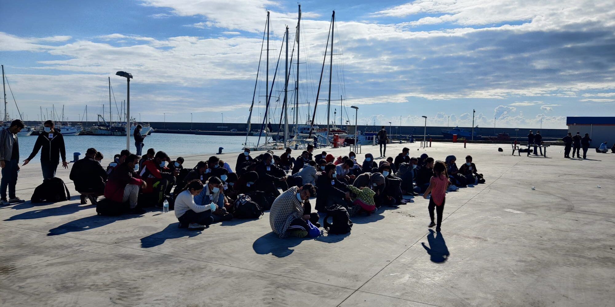 Sbarchi a Roccella, il sindaco: «Siamo stremati, tra poco non avremo neanche l’acqua per i migranti»