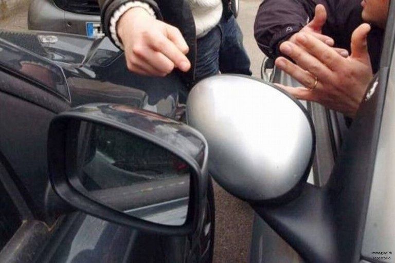 Truffa dello specchietto, 19enne lametino arrestato in flagranza di reato