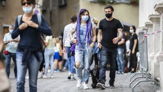 Coronavirus, in Calabria mascherina obbligatoria anche all'aperto