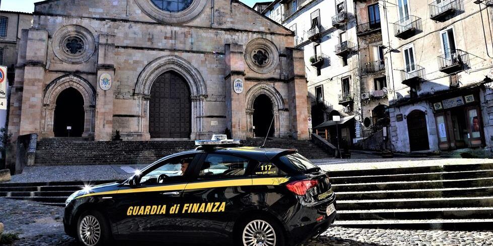 Finanzieri spiavano i contribuenti per cedere i dati alla società di un avvocato: quattro arresti a Cosenza
