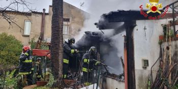 Vibo, divampa un incendio in una casa: i Vigili del Fuoco mettono in salvo due persone – FOTO