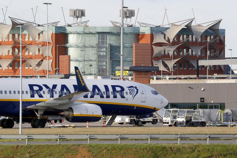 Ryanair sfida il governo: «Decreto sui voli ridicolo, va cancellato»