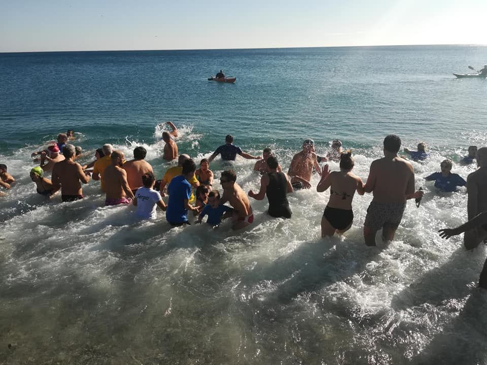 Si rinnova la tradizione dei tuffi di Capodanno a Catanzaro, Crotone e Reggio