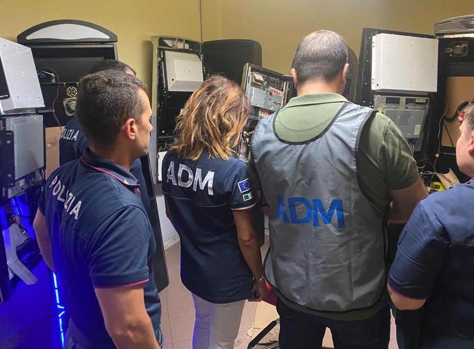 Gioco illegale in un circolo privato gioiese, sigilli alle slot machine