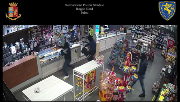 Rubano gratta e vinci e sigarette nell’area di servizio di  Villa San Giovanni, tre arresti