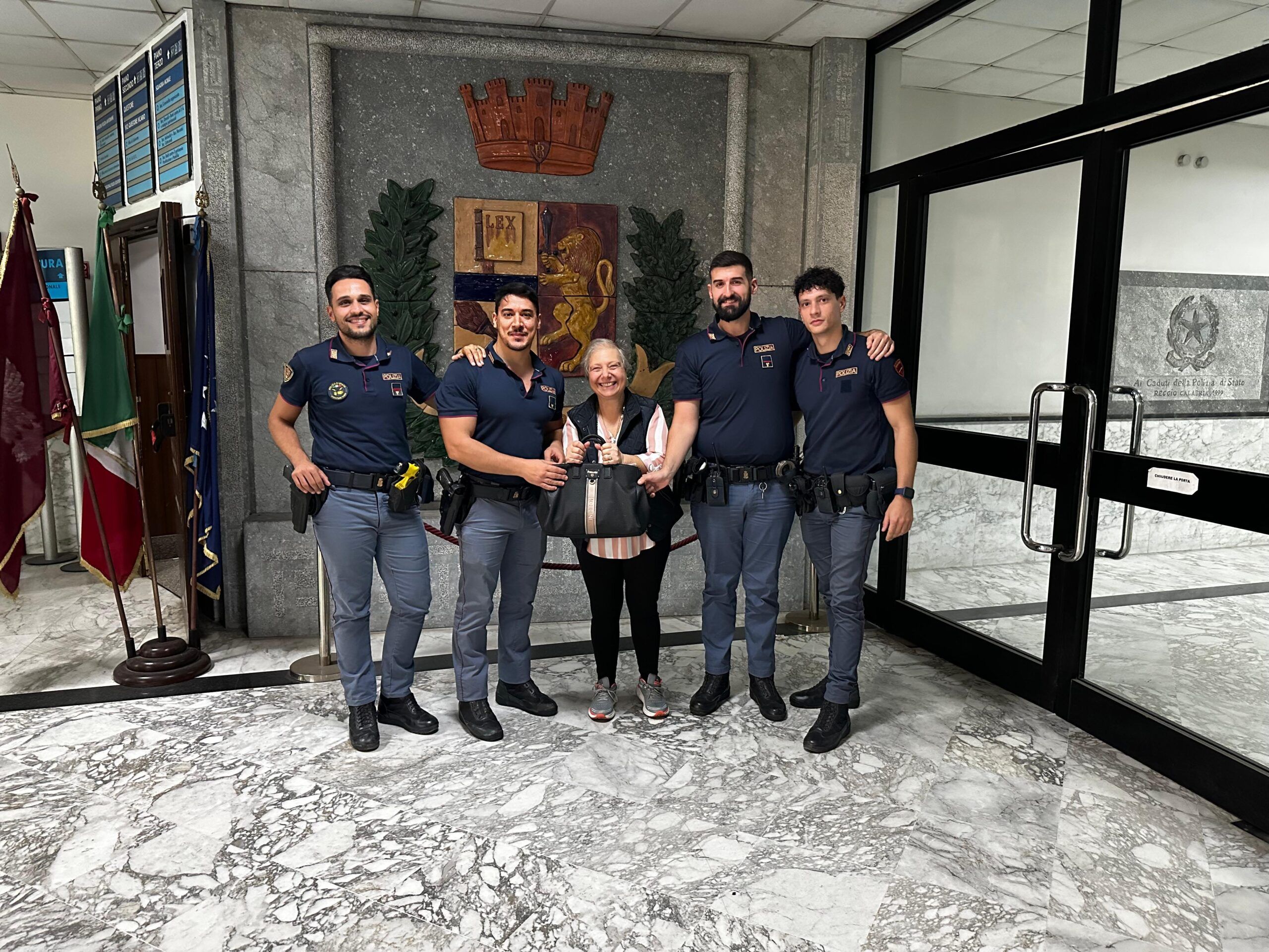 Scippo sventato a Reggio Calabria: giovane fermato dai poliziotti con la borsetta di una 67enne