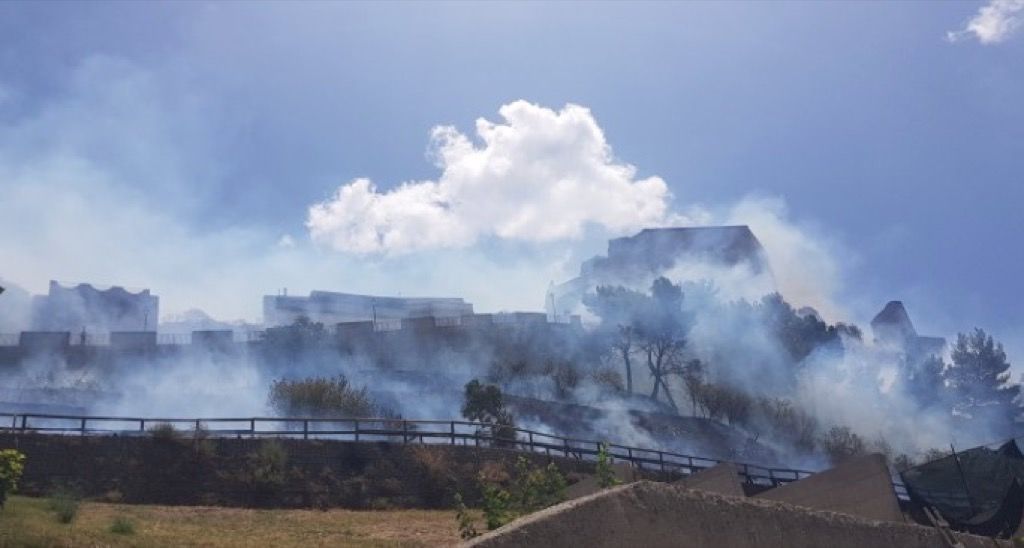 Incendio a Roccella, distrutto il parco intorno al castello