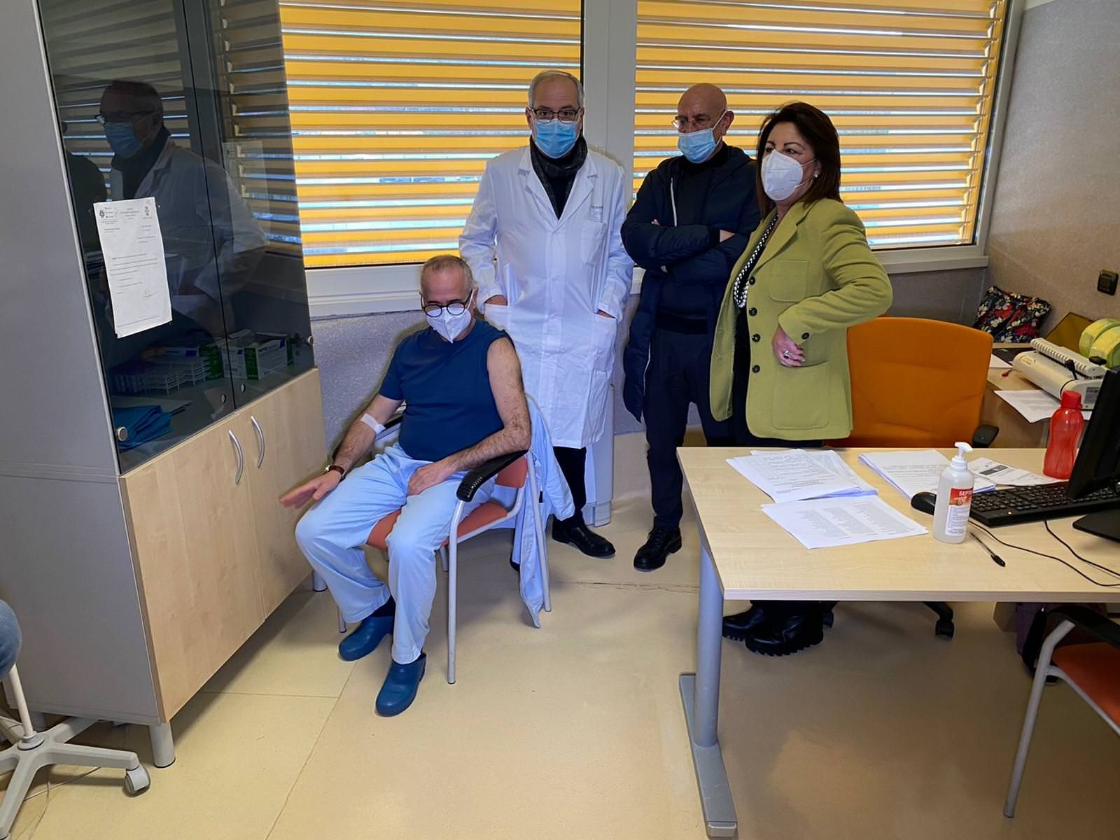 Francesco, il primo vaccinato a Catanzaro: «Noi esempio per gli scettici»