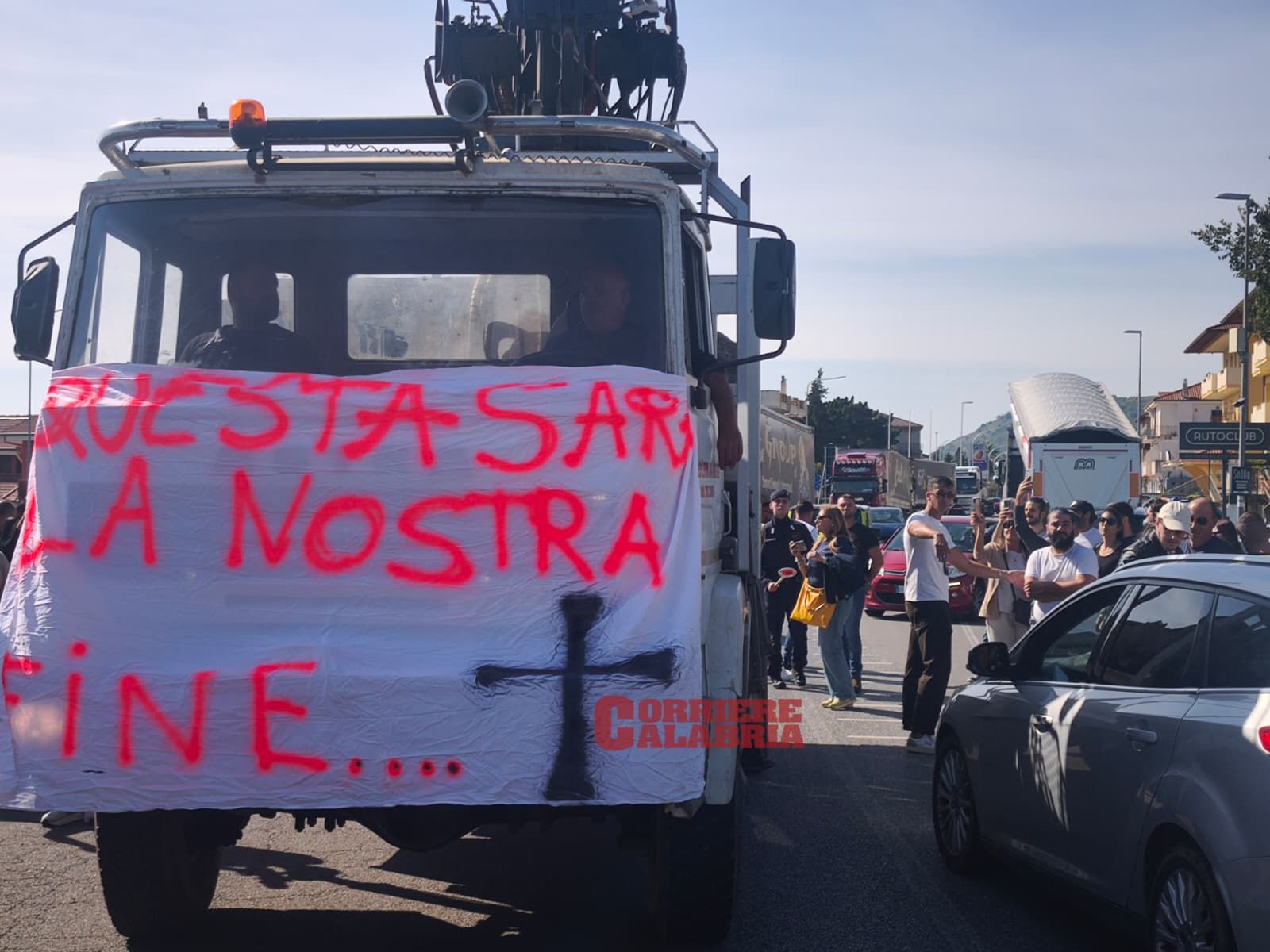 Negozi chiusi, i commercianti di Vibo si uniscono ai tir e nella protesta sfila una bara: «Questa sarà la nostra fine» – FOTO