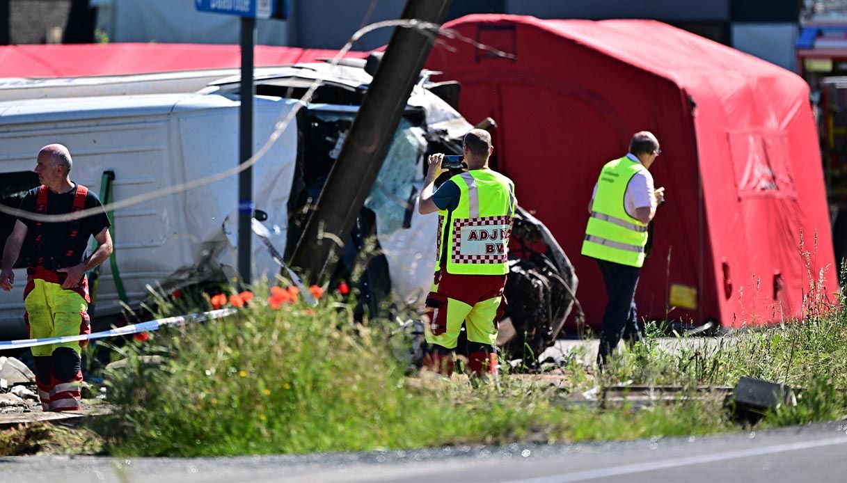 Scuolabus travolto da treno in Belgio, quattro morti