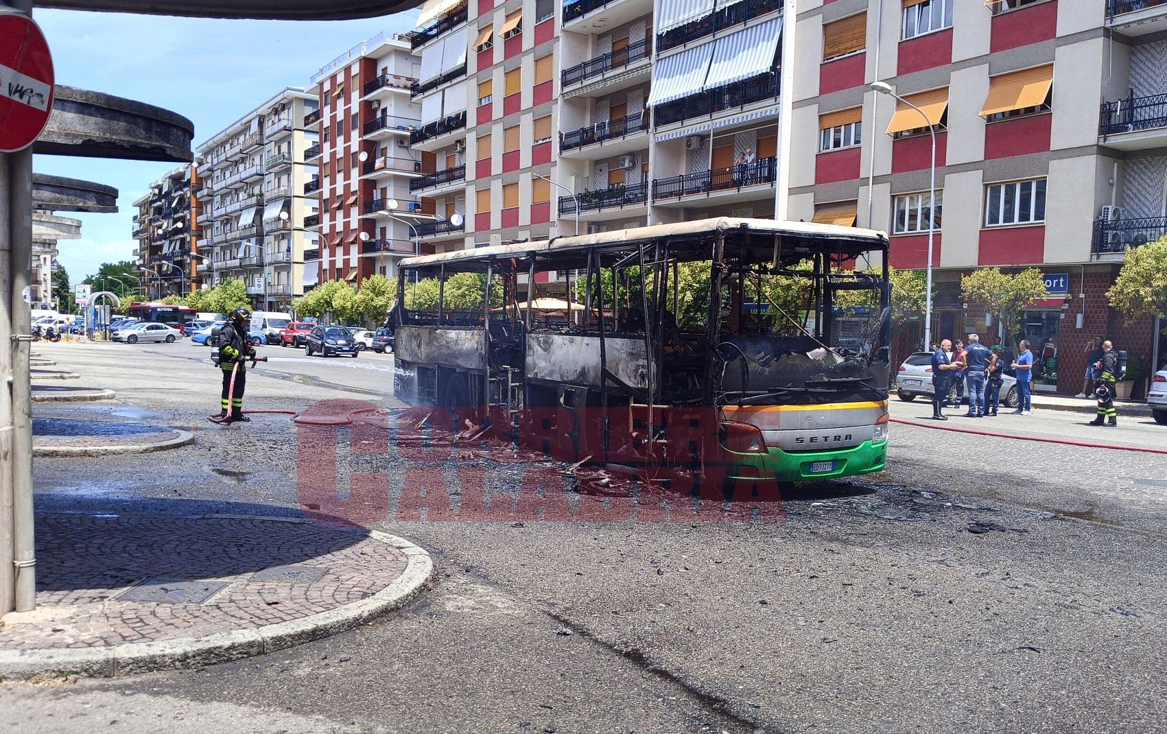 Cosenza, bus in fiamme all’autostazione – FOTO E VIDEO