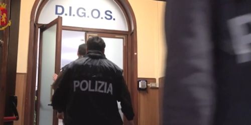 Gli portano via la casa popolare con minacce e molestie, un arresto e un divieto di dimora a Catanzaro