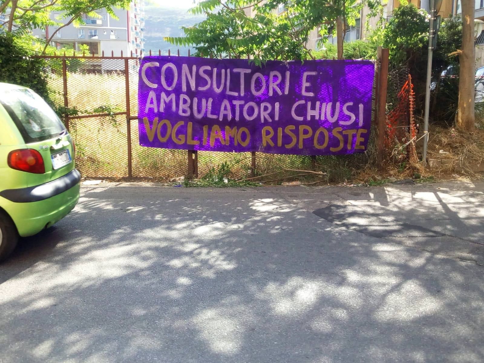 Ambulatori e consultori chiusi, a Cosenza la protesta del collettivo Fem.In