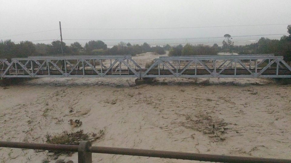 Maltempo, è esondato il Coscile. Si teme anche per il Crati: popolazioni in allerta