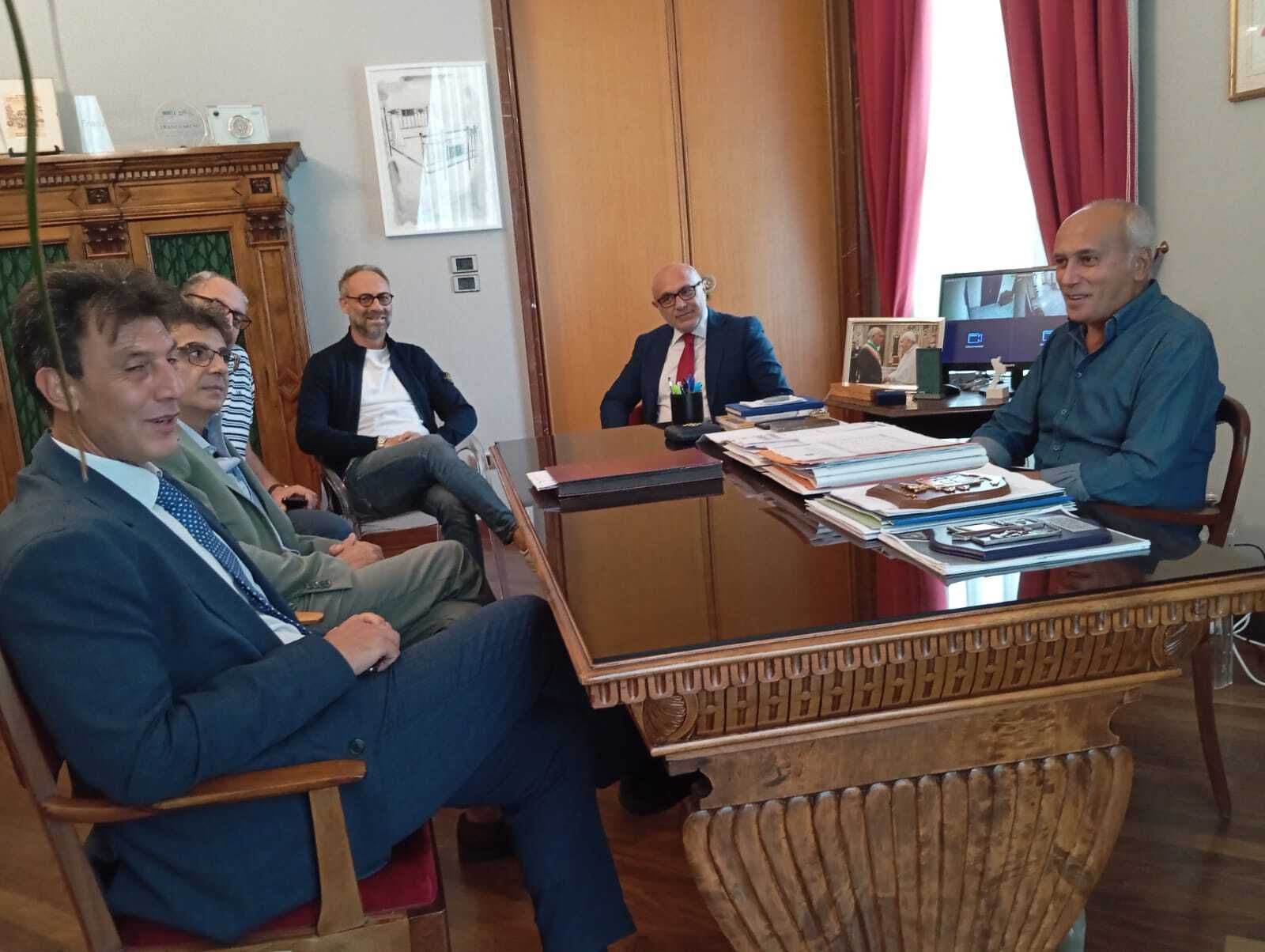 Cosenza, incontro tra Caruso e l’Ordine degli Ingegneri per la vendita dell’ex albergo Bologna