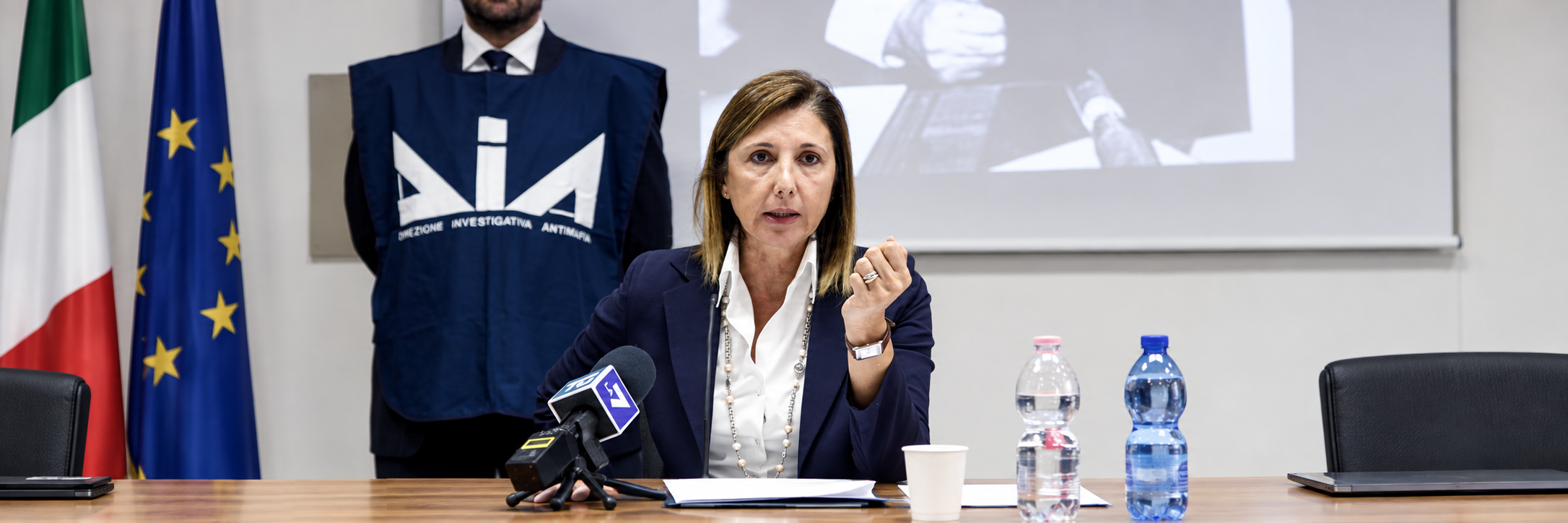Tre colpi contro l’auto blindata della pm antimafia Cerreti