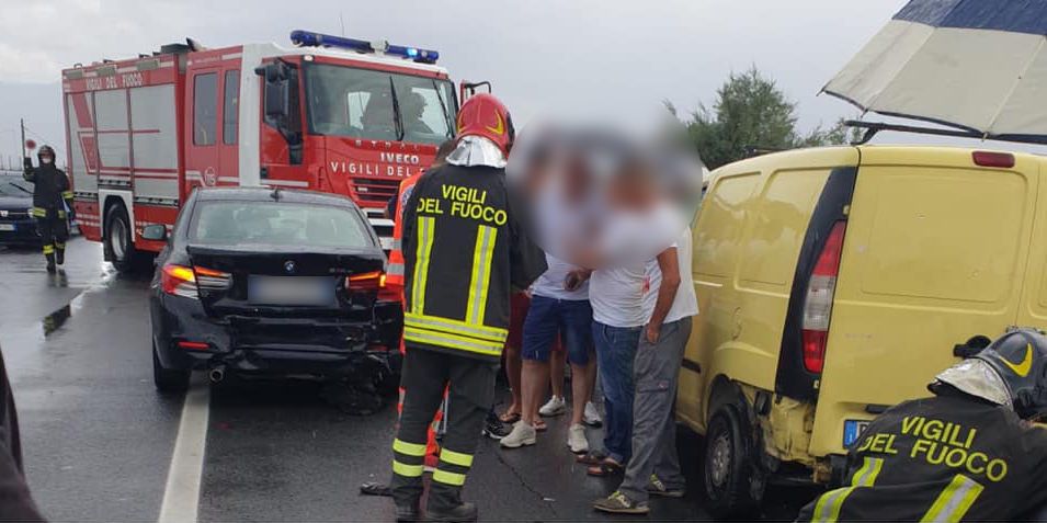 Ss 106, maxi tamponamento causato dall'asfalto viscido nel Coriglianese