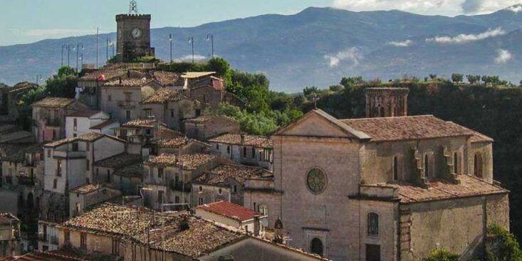 Mendicino, dichiarato il dissesto finanziario: disorganizzazione e codici tributi errati