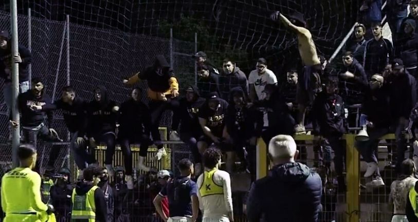 Crotone, calciatori “costretti” a togliersi la maglietta: indaga la procura federale