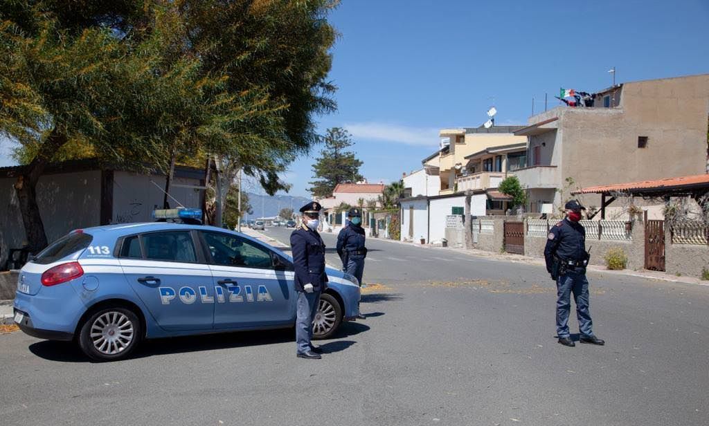 Reggio Calabria, pestata dal marito e dal figlio: i due arrestati dalla Polizia