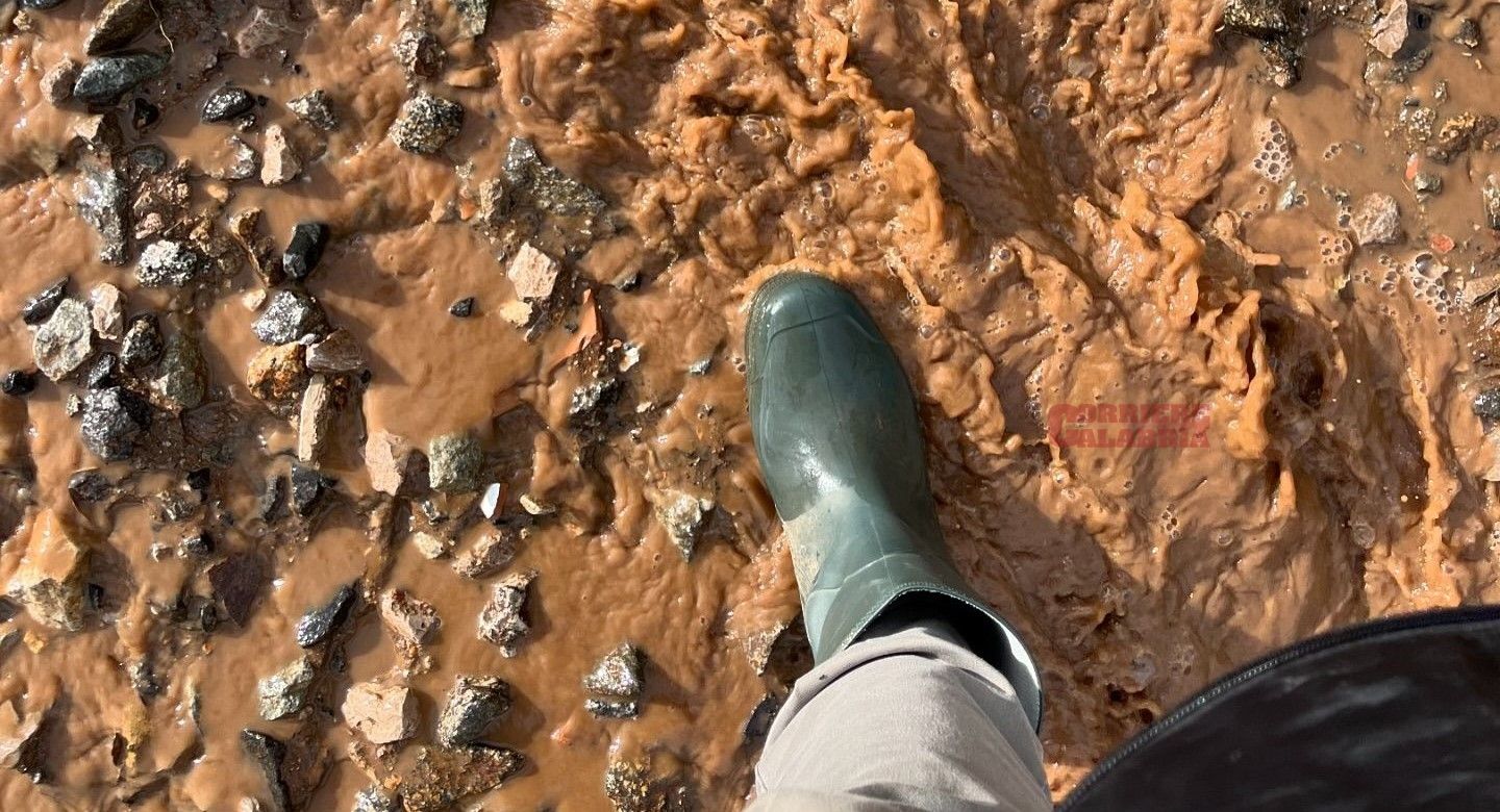 San Pietro a Maida il risveglio dopo la paura. Gli abitanti spalano il fango, «sapremo rialzarci»