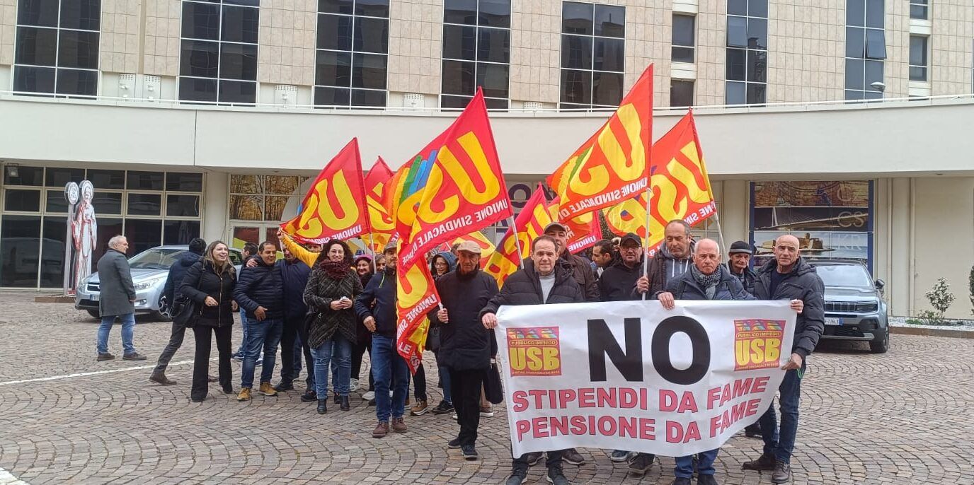«No a una pensione da fame». La protesta degli ex Lsu-Lpu alla Regione