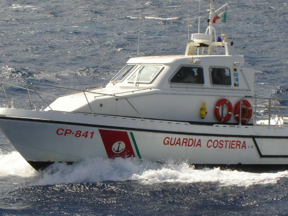 Incidente su un mercantile, interviene la guardia costiera