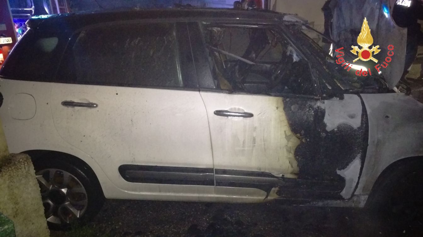 Auto in fiamme a Catanzaro