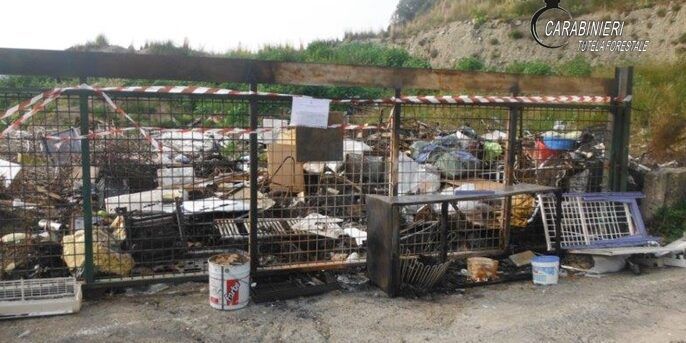 Simeri Crichi, in fiamme una discarica dismessa: denunciate due persone