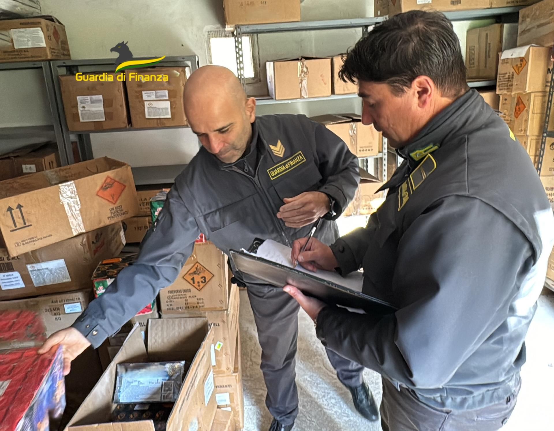 Vibo Valentia, sequestrati oltre 3 quintali di fuochi d’artificio