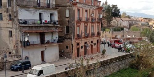 crollo cornicione cosenza