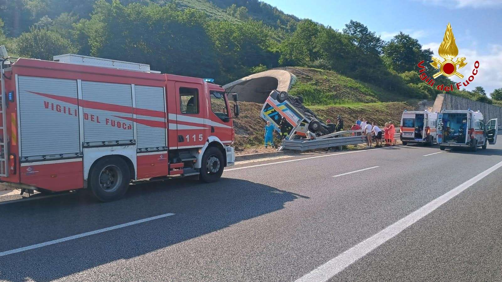Ambulanza si ribalta sulla A2 nel Vibonese: tre feriti – FOTO