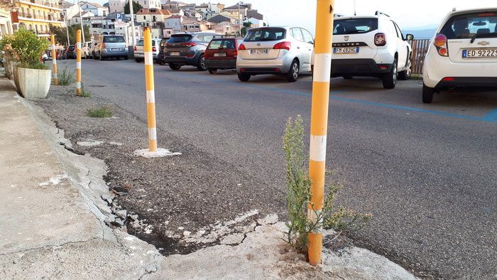 Catanzaro, cittadini in allarme per alcune fratture su via Carlo V. Il Comune replica: nessun rischio