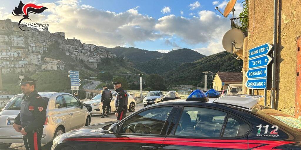 «Apri siamo i carabinieri» e poi lo accoltellano: due fermati per tentato omicidio