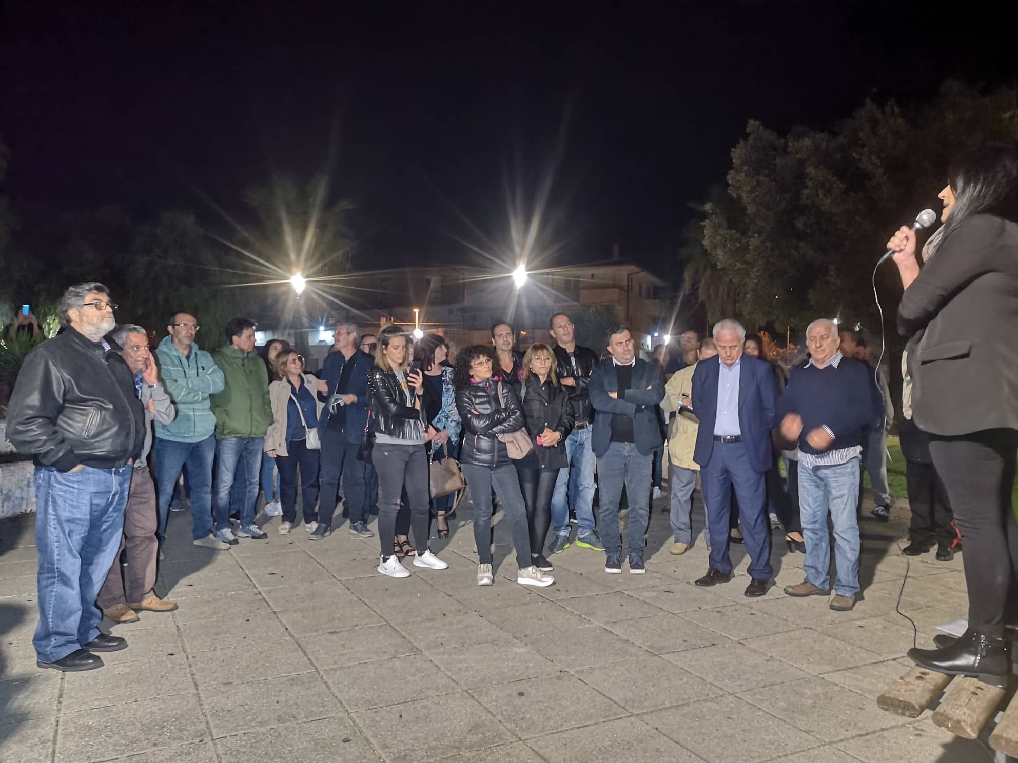 Capannone dei veleni a Gizzeria, la rabbia dei cittadini: «Vogliamo risposte chiare»