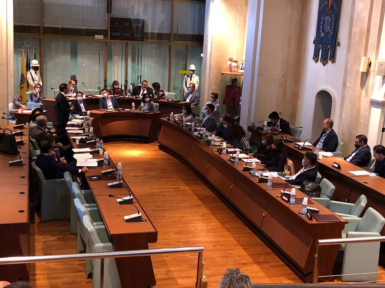 Un consiglio comunale inutile: Corigliano Rossano necessita d'altro – VIDEO