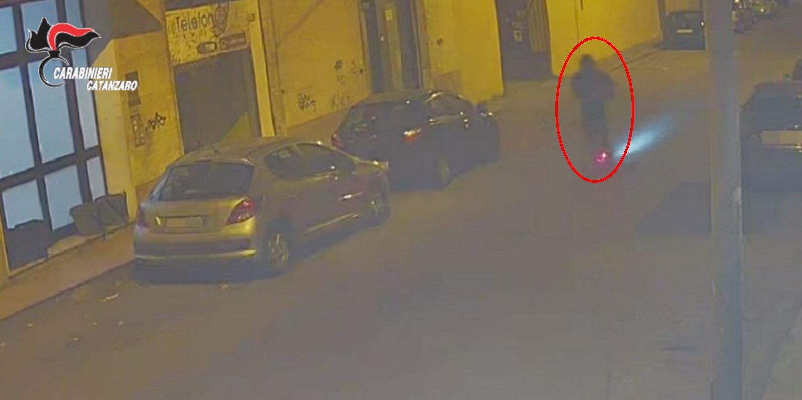 Incendia l’auto di un avvocato a bordo di un monopattino, arrestato dai carabinieri – VIDEO e FOTO