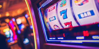Gioco d’azzardo, in Calabria spesi oltre 6 miliardi di euro. Boom dell’online, Vibo e Reggio tra le province più “attive” d’Italia