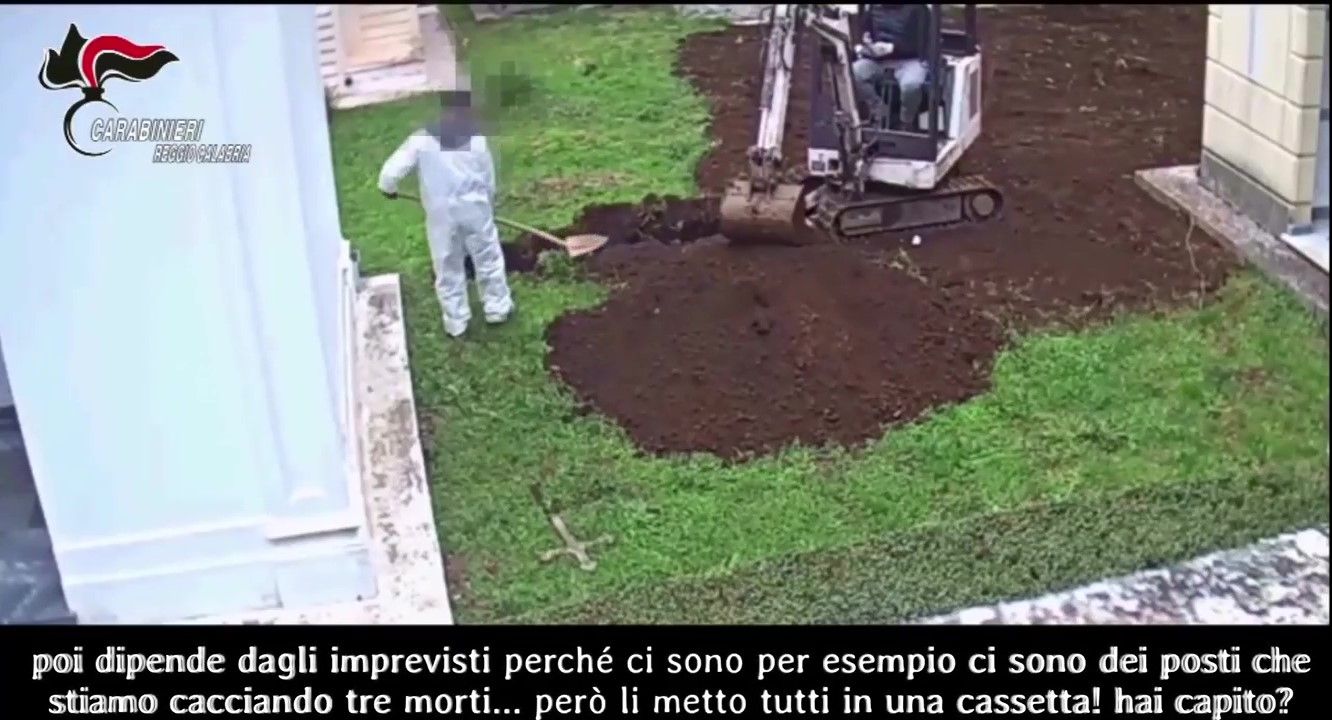 Salme distrutte o dissepolte con uno scavatore, l’orrore al cimitero di Cittanova