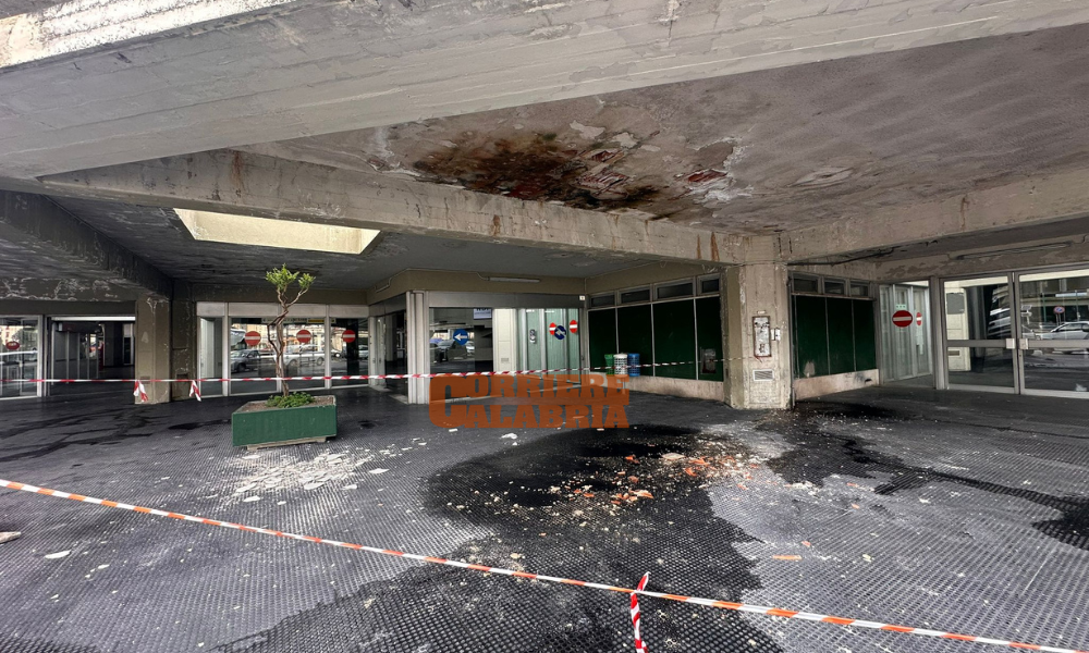 Cosenza, crolla solaio alla stazione di Vaglio Lise: transennata l’area per pericolo cedimenti – FOTO