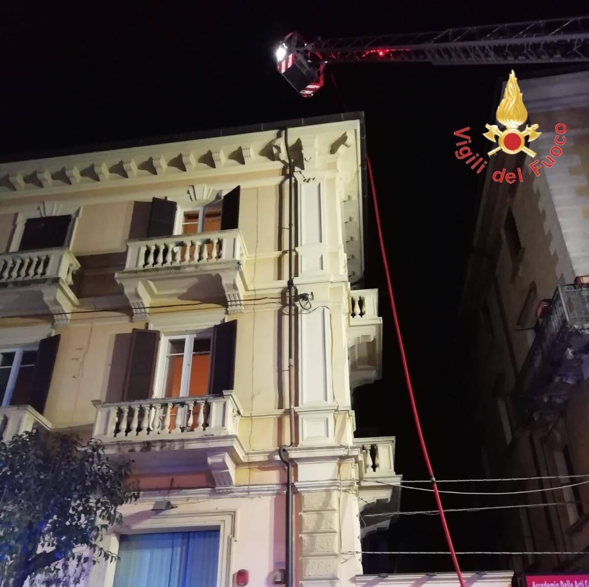 Cosenza, alle fiamme uno stabile nel centro urbano: strada chiusa al transito per operazioni di soccorso